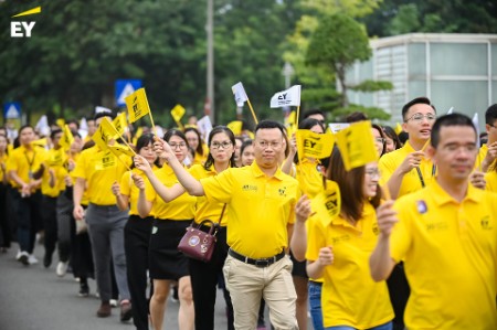 Grand parade celebrates EY Vietnam 30th Anniversary