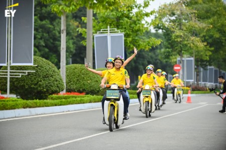 Grand parade celebrates EY Vietnam 30th Anniversary