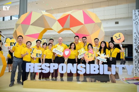 Grand parade celebrates EY Vietnam 30th Anniversary