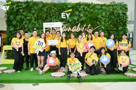 Grand parade celebrates EY Vietnam 30th Anniversary