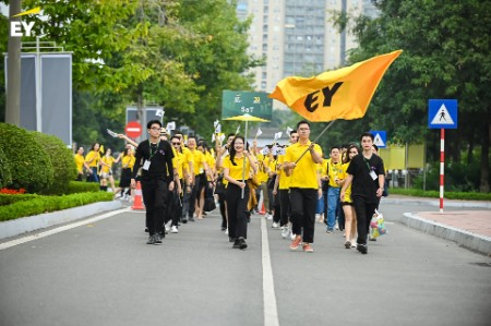 Grand parade celebrates EY Vietnam 30th Anniversary