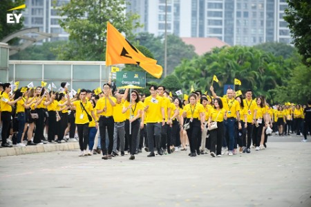 Grand parade celebrates EY Vietnam 30th Anniversary