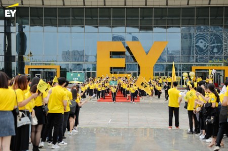 Grand parade celebrates EY Vietnam 30th Anniversary