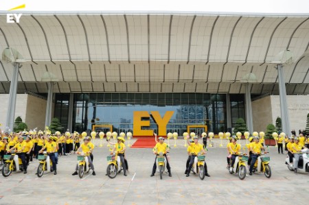 Grand parade celebrates EY Vietnam 30th Anniversary