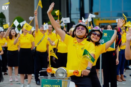 Grand parade celebrates EY Vietnam 30th Anniversary