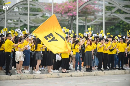 Grand parade celebrates EY Vietnam 30th Anniversary