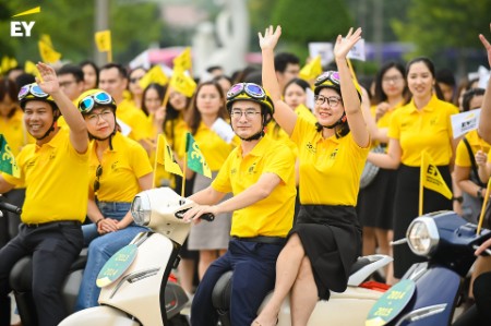 Grand parade celebrates EY Vietnam 30th Anniversary