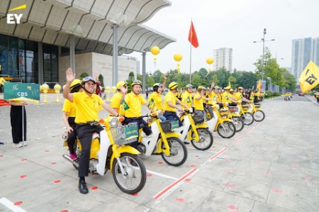 Grand parade celebrates EY Vietnam 30th Anniversary