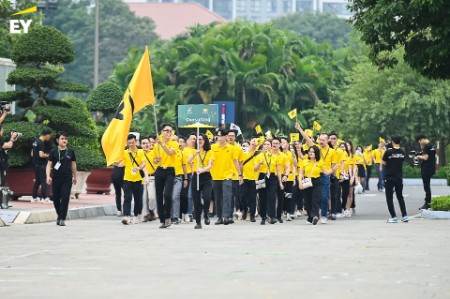 Grand parade celebrates EY Vietnam 30th Anniversary