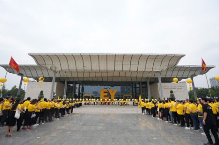 Grand parade celebrates EY Vietnam 30th Anniversary