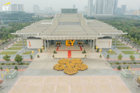 Grand parade celebrates EY Vietnam 30th Anniversary