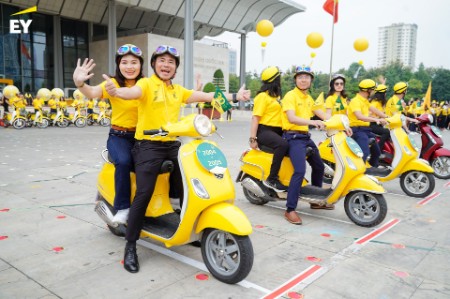 Grand parade celebrates EY Vietnam 30th Anniversary