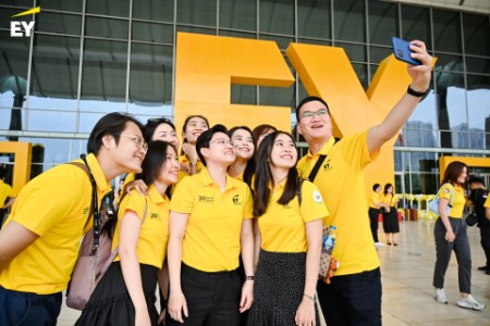 Grand parade celebrates EY Vietnam 30th Anniversary