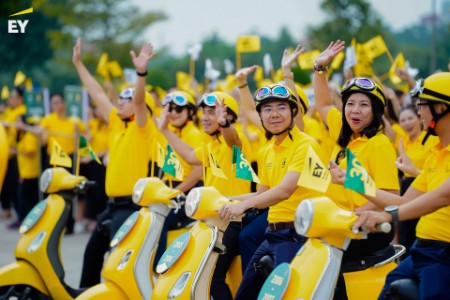 Grand parade celebrates EY Vietnam 30th Anniversary