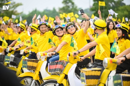 Grand parade celebrates EY Vietnam 30th Anniversary