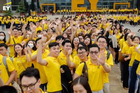 Grand parade celebrates EY Vietnam 30th Anniversary