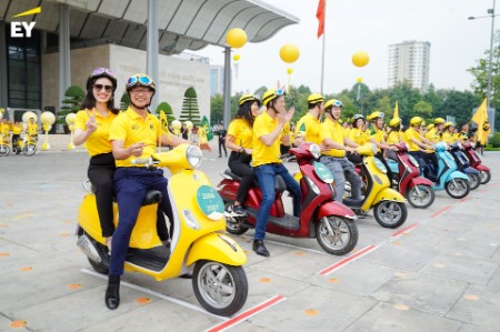 Grand parade celebrates EY Vietnam 30th Anniversary