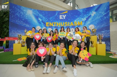 Grand parade celebrates EY Vietnam 30th Anniversary