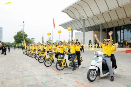 Grand parade celebrates EY Vietnam 30th Anniversary