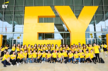 Grand parade celebrates EY Vietnam 30th Anniversary