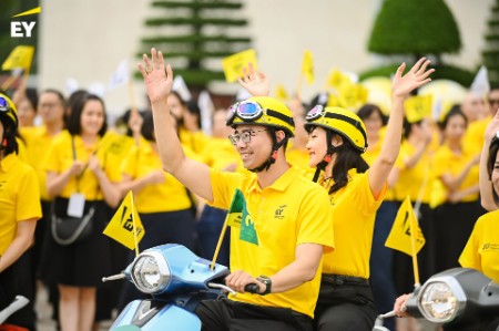 Grand parade celebrates EY Vietnam 30th Anniversary