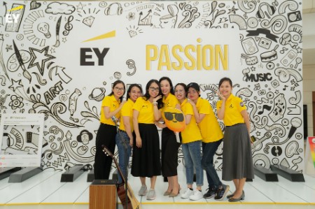 Grand parade celebrates EY Vietnam 30th Anniversary