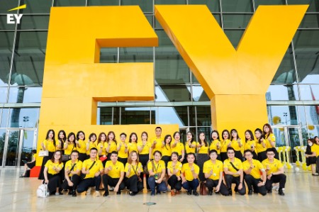 Grand parade celebrates EY Vietnam 30th Anniversary