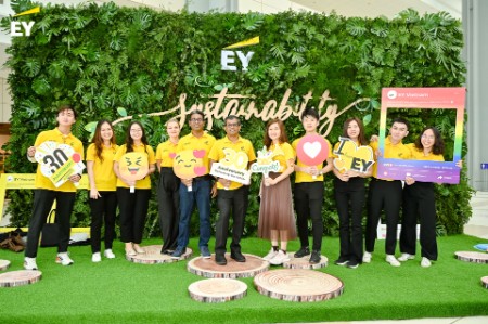 Grand parade celebrates EY Vietnam 30th Anniversary