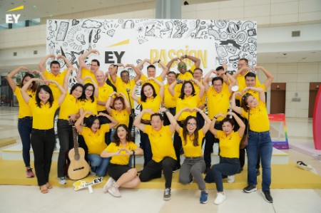 Grand parade celebrates EY Vietnam 30th Anniversary