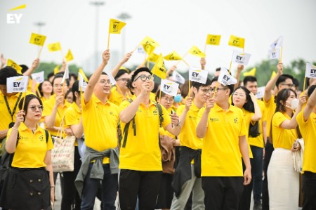 Grand parade celebrates EY Vietnam 30th Anniversary