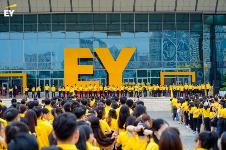 Grand parade celebrates EY Vietnam 30th Anniversary