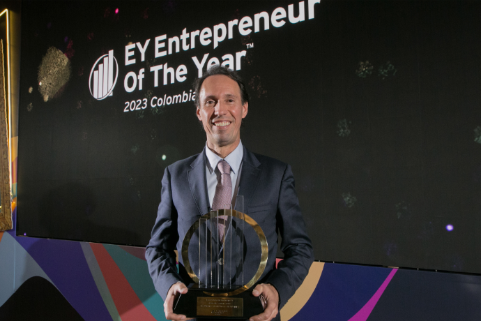 Juan Felipe Montoya Muñoz de Huevos Kikes es galardonado como Emprendedor del Año Máster EY Colombia