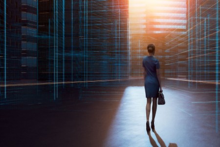 Mujer de espaldas caminando entre edificios virtuales