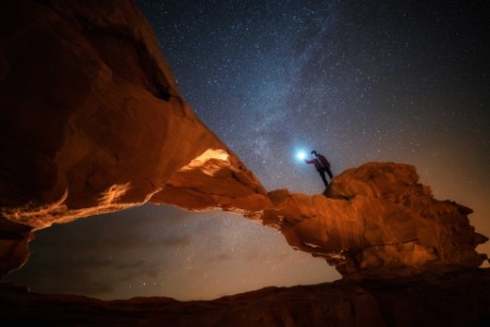 Una persona en el desierto por la noche