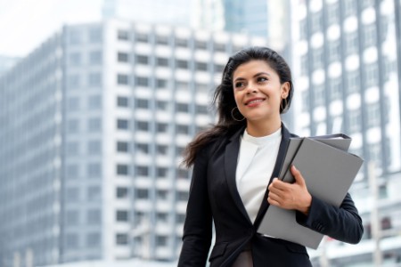 Femme d’affaires devant des gratte-ciels