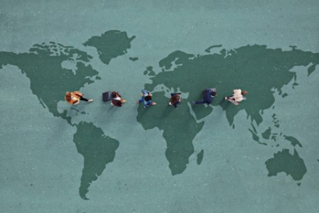Personnes marchant sur une carte du monde