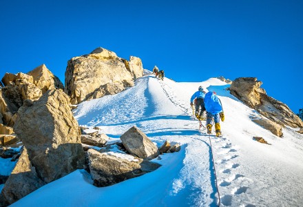 Marcheurs escaladant une montagne enneigée