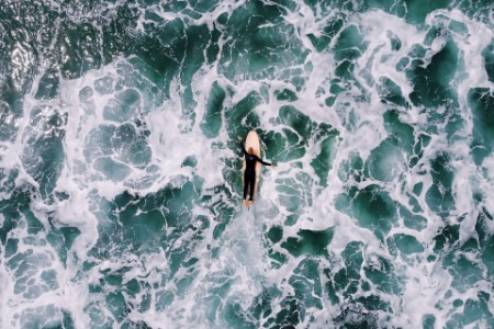 Homme sur une planche de surf dans une eau remuée