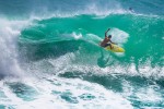 Un surfeur prenant une vague turquoise
