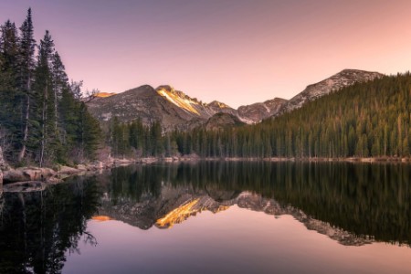 Une montagne et son reflet dans un lac