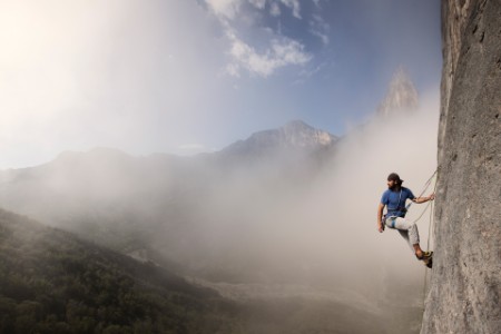 Homme qui grimpe une montagne 