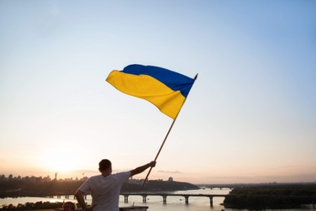 Personne brandissant le drapeau de l'Ukraine