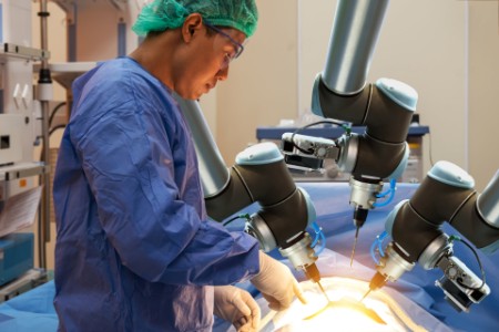 Chirurgien réalisant une opération à l’aide d’une assistance robotique