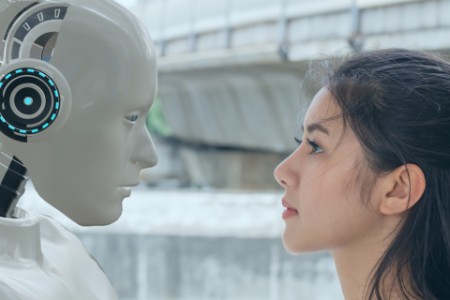 Une femme face à un robot