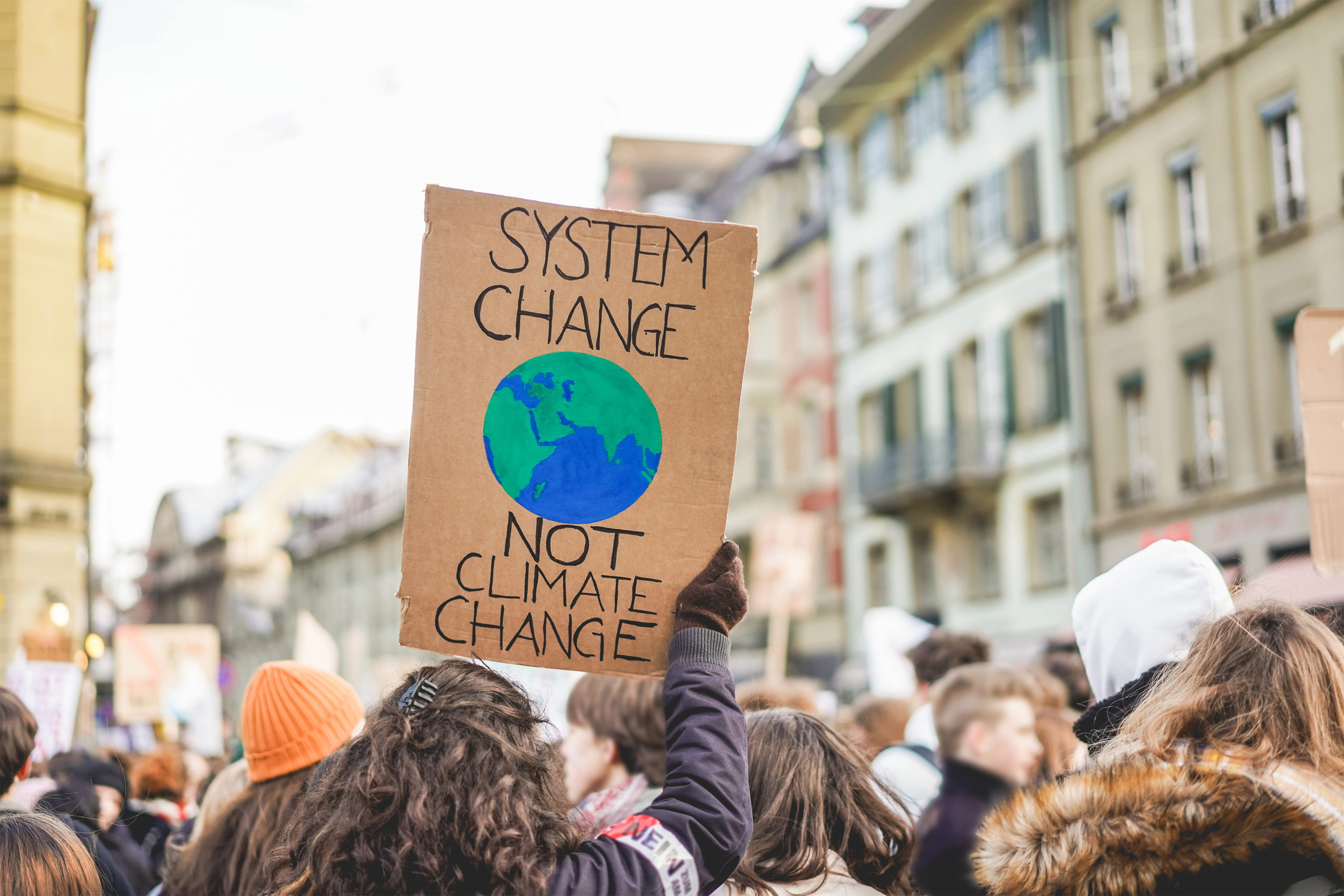 道路上のデモ参加者のグループ、気候変動のために戦う若者 – 地球温暖化と環境のコンセプト