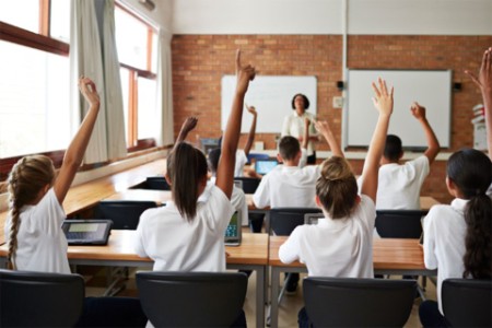 教室で挙手する生徒たち