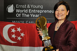 "World Entrepreneur Of The Year"の受賞に 歓喜するオリビア・ラム氏