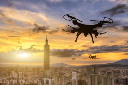 drones vliegen boven de stad