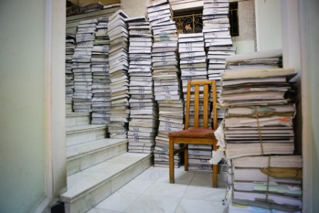 stapels papier; archiefbestanden op trap