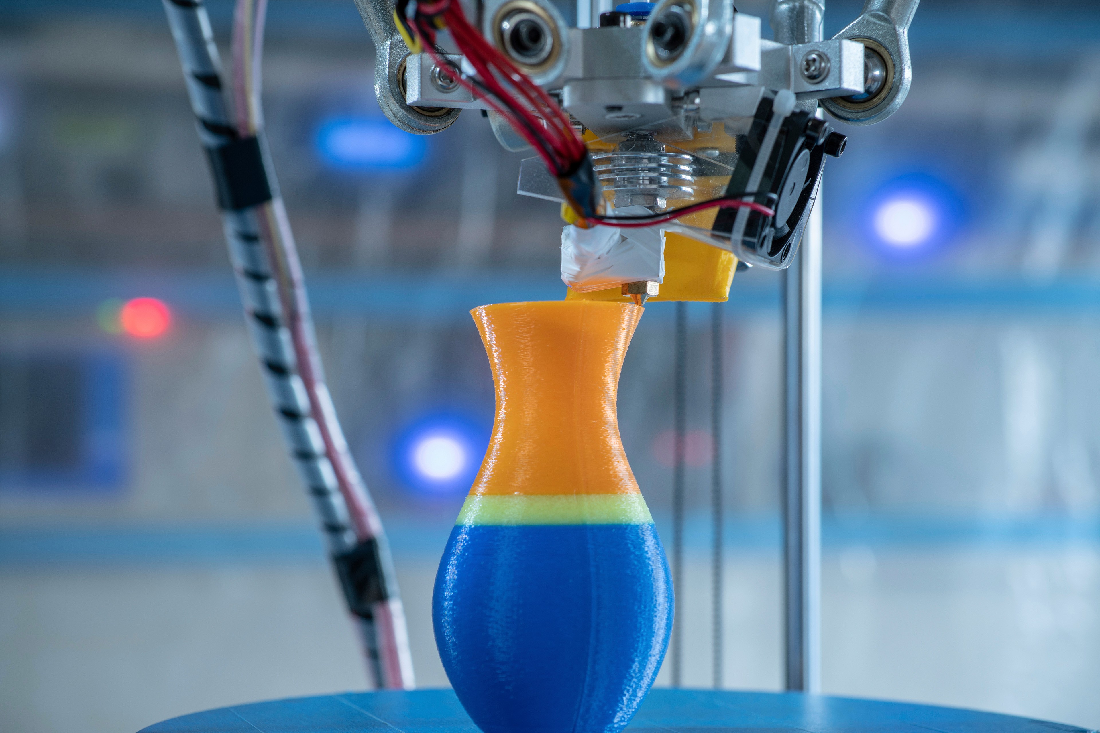 3D-printer die een vaas maakt